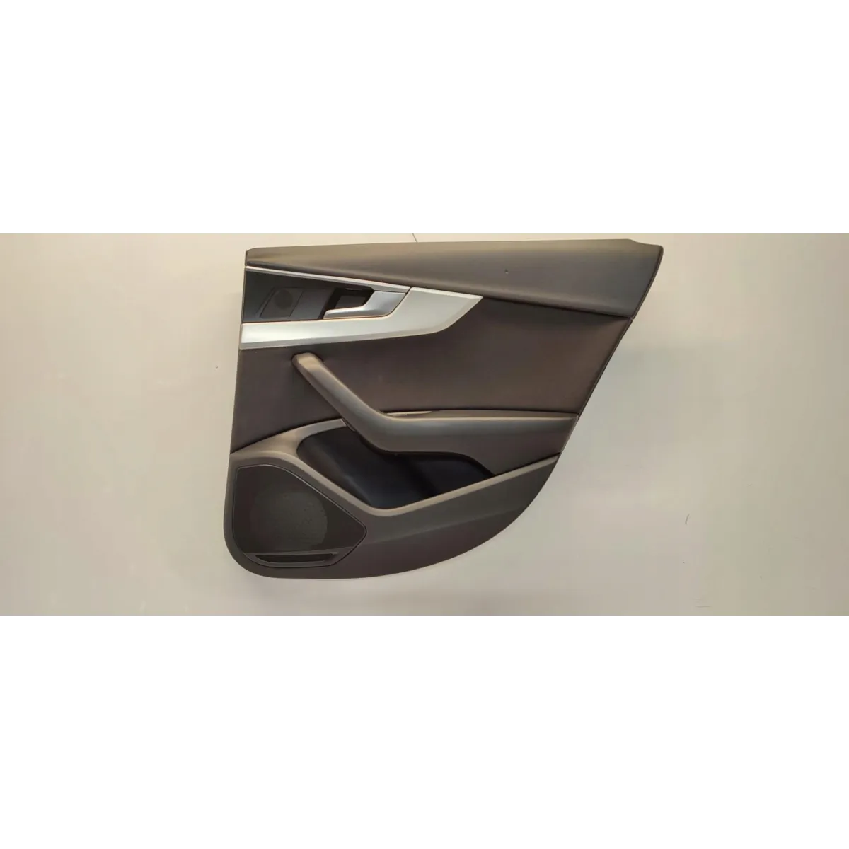 AUDI A4 B9 BOCZEK DRZWI PRAWY TYŁ 8W0867318