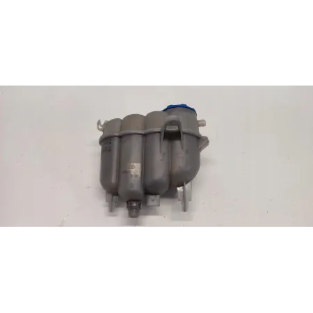 AUDI A4 B9 ZBIORNICZEK WYRÓWNAWCZY 8W0121405E