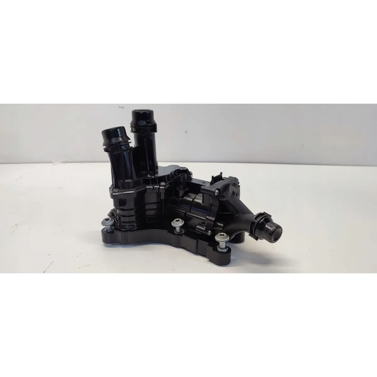 SKODA SUPERB III OBUDOWA TERMOSTATU 05L121111Q