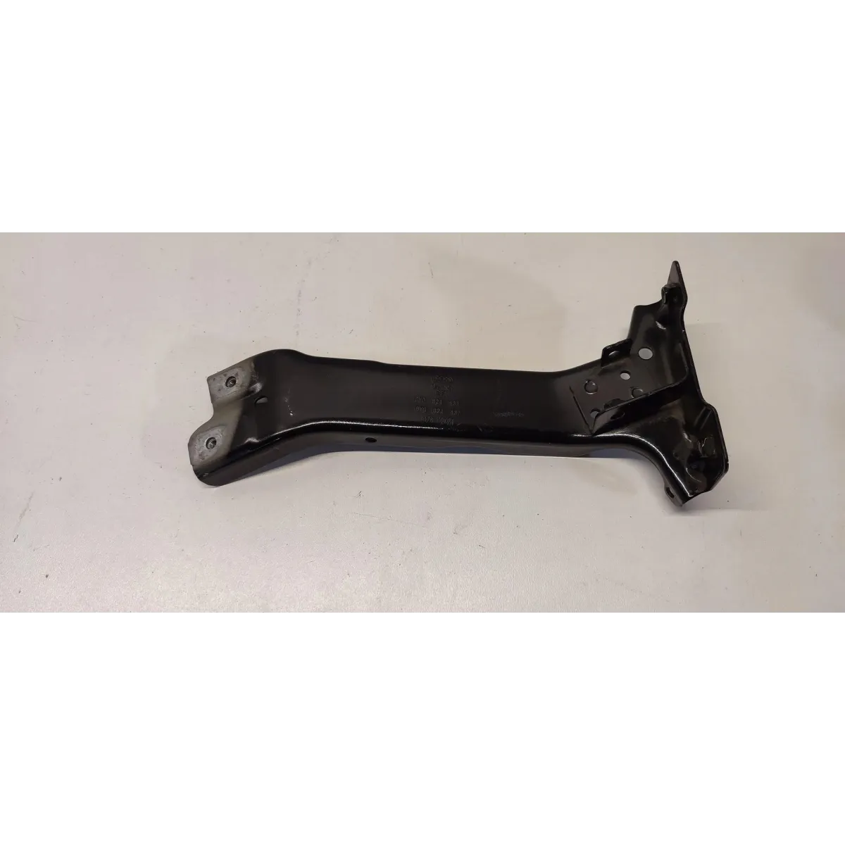 AUDI A3 8Y WSPORNIK BŁOTNIKA LEWY PRZÓD 8Y0821137