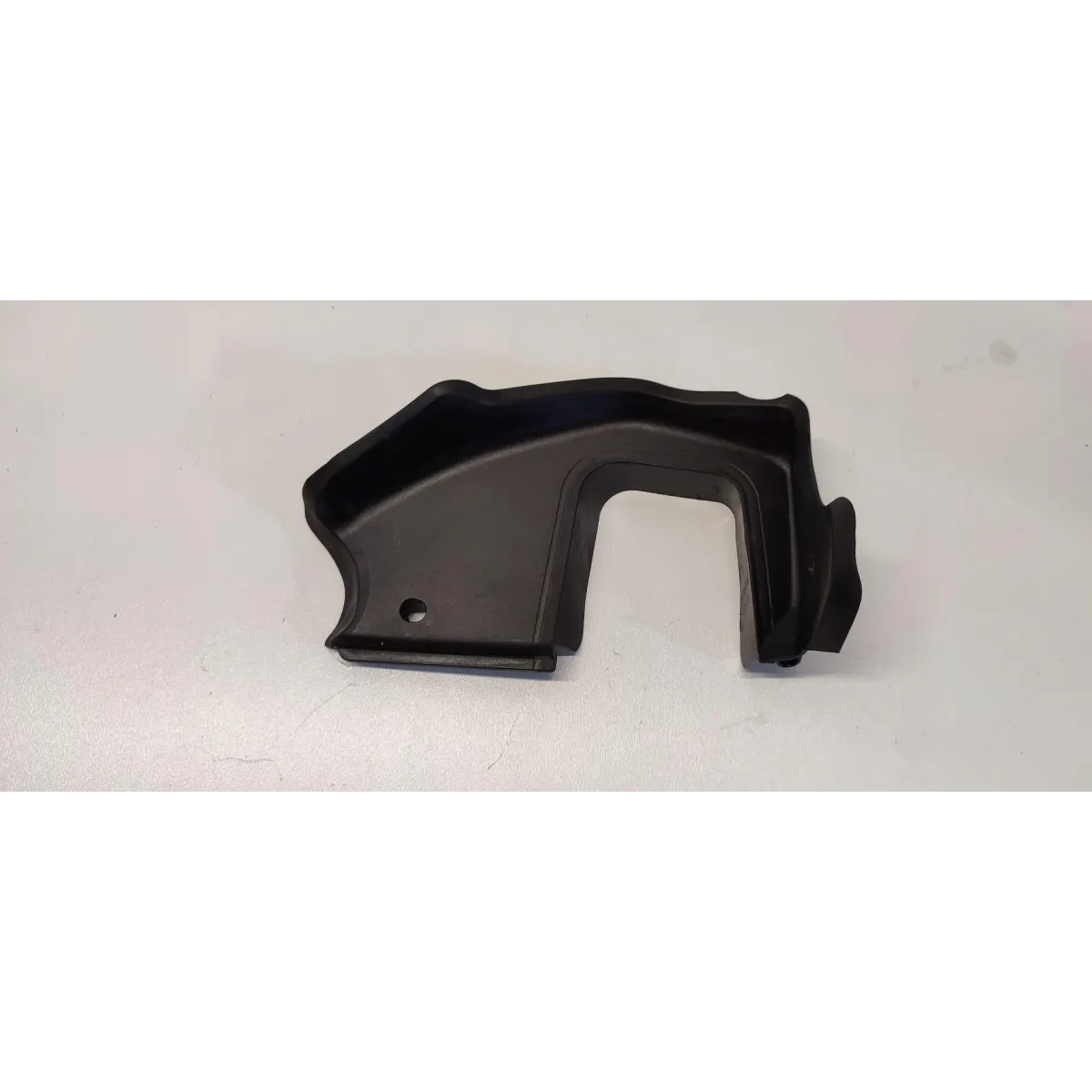 AUDI A5 8W OSŁONA ZAWIASU KLAPY LEWY TYŁ 8W8827279