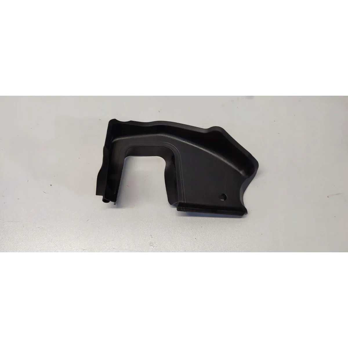 AUDI A5 8W OSŁONA ZAWIASU KLAPY PRAWY TYŁ 8W8827280