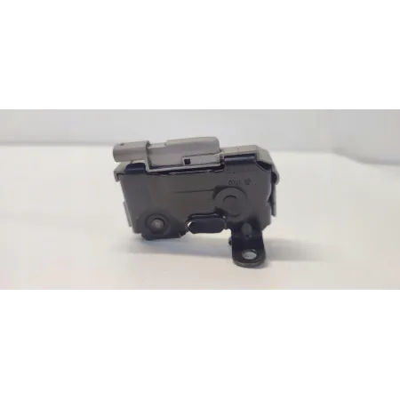 MERCEDES W205 ZAMEK MASKI A2048704458