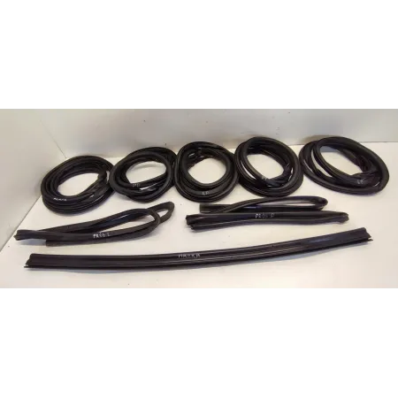 VW TAYRON USZCZELKA MASKI 57182372