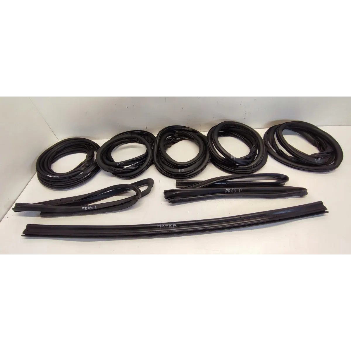 VW TAYRON USZCZELKA MASKI 57182372