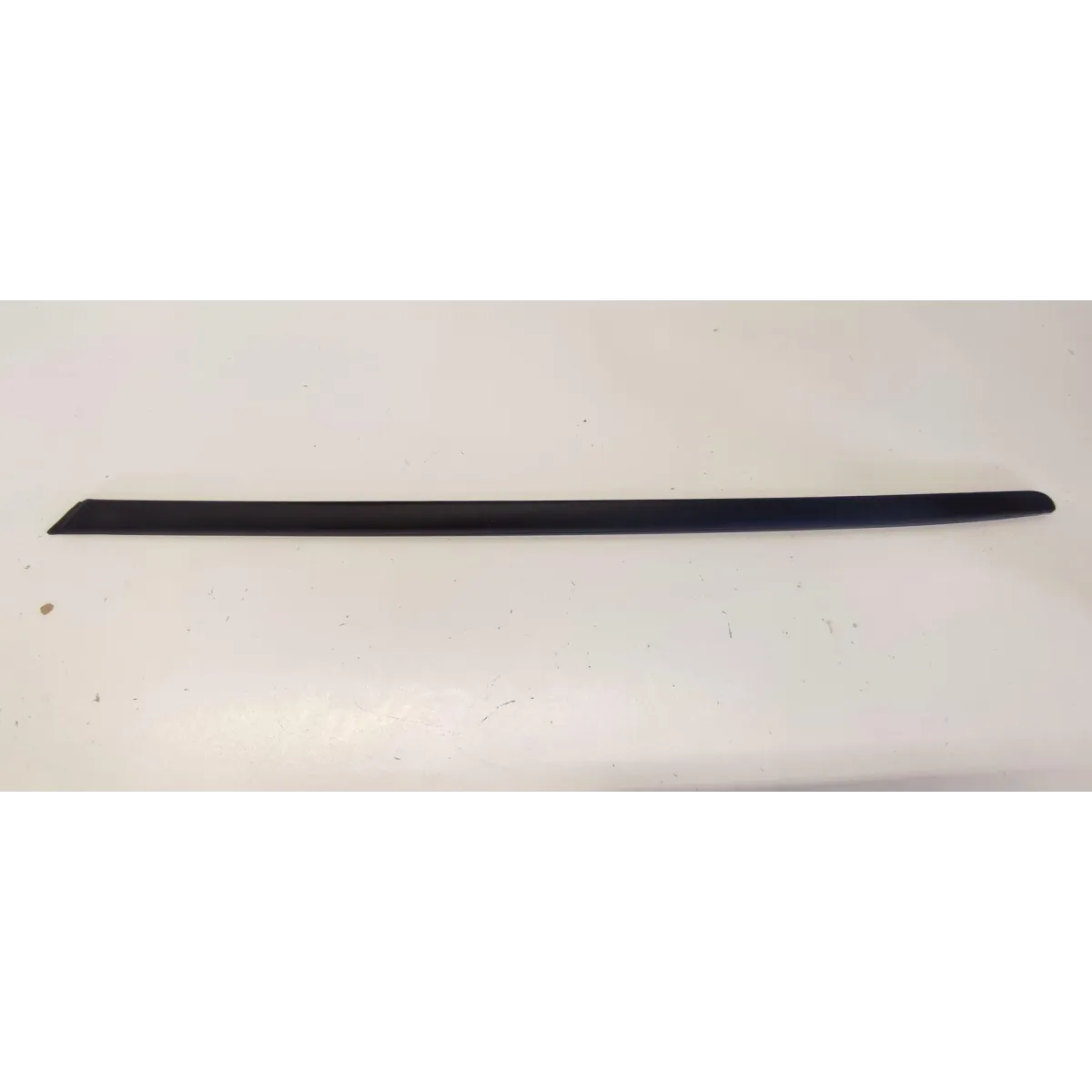 VW TAYRON LISTWA SZYBY CZOŁOWEJ PRAWA 571854328A