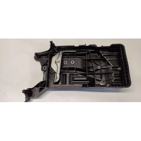 VW TAYRON PODSTAWA AKUMULATORA 5R3915331A