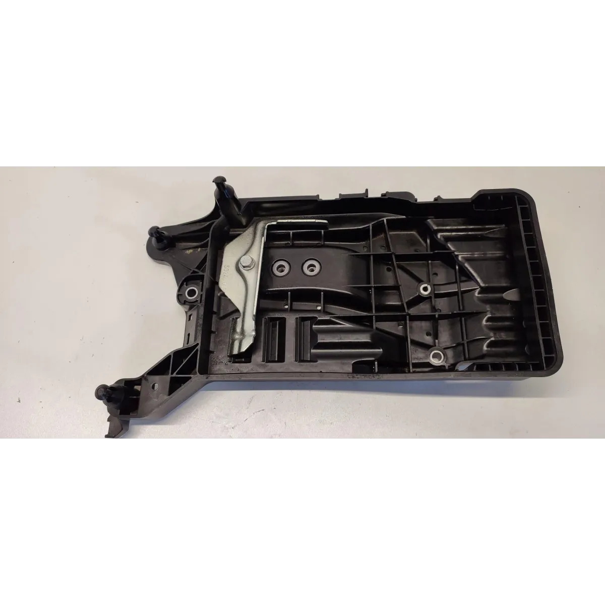 VW TAYRON PODSTAWA AKUMULATORA 5R3915331A