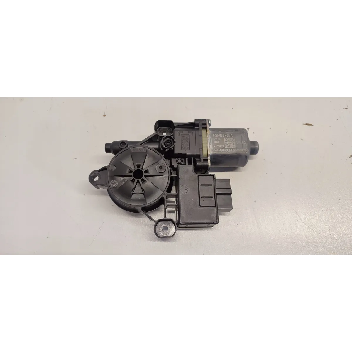 VW TIGUAN II SILNICZEK SZYBY 5Q0959408A