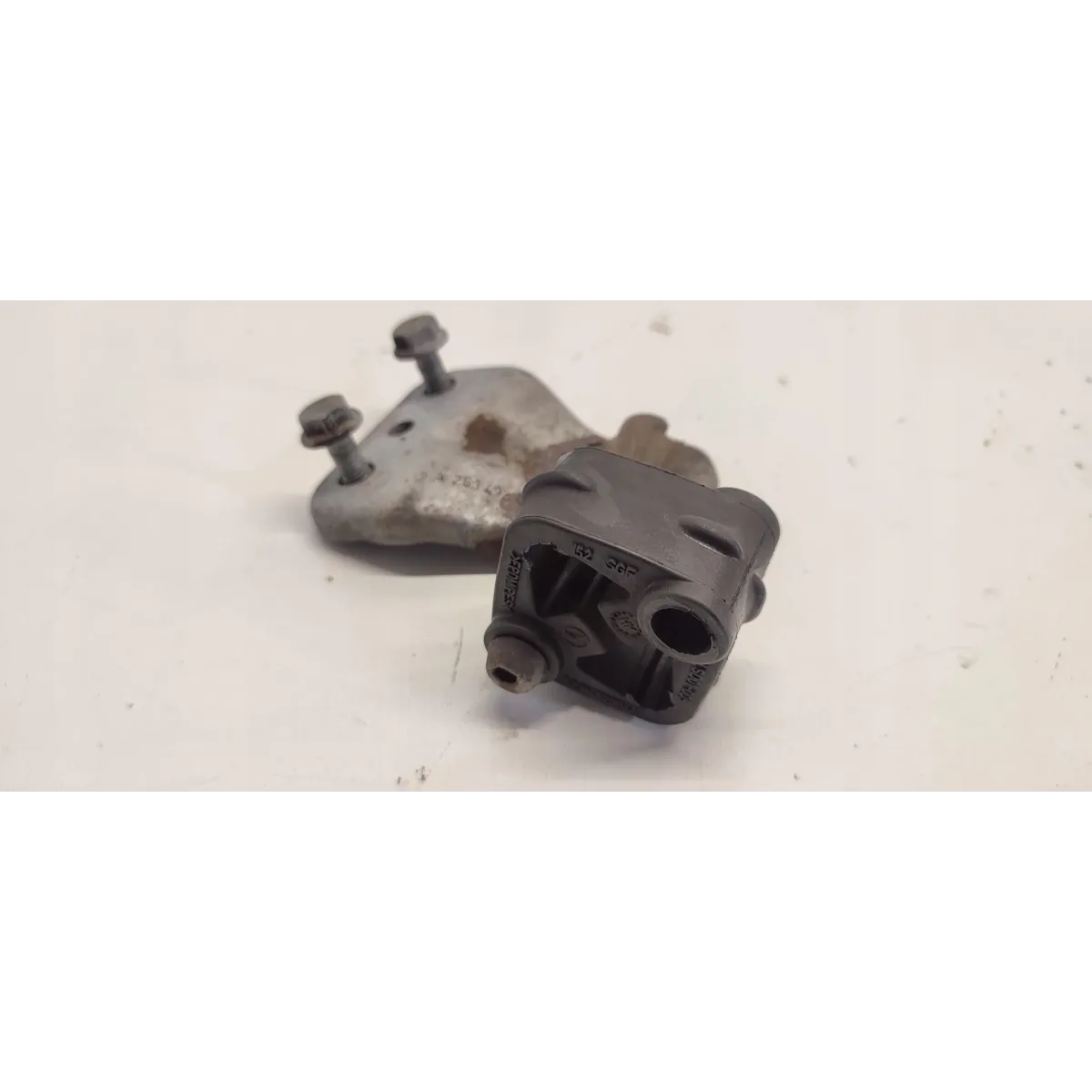 MERCEDES GLC W253 X253 UCHWYT MOCOWANIE WYDECHU A2534920000 A2314920044