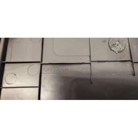 MAZDA 2 TOYOTA YARIS IV BOCZEK BAGAŻNIKA PRAWY 64730-K0050