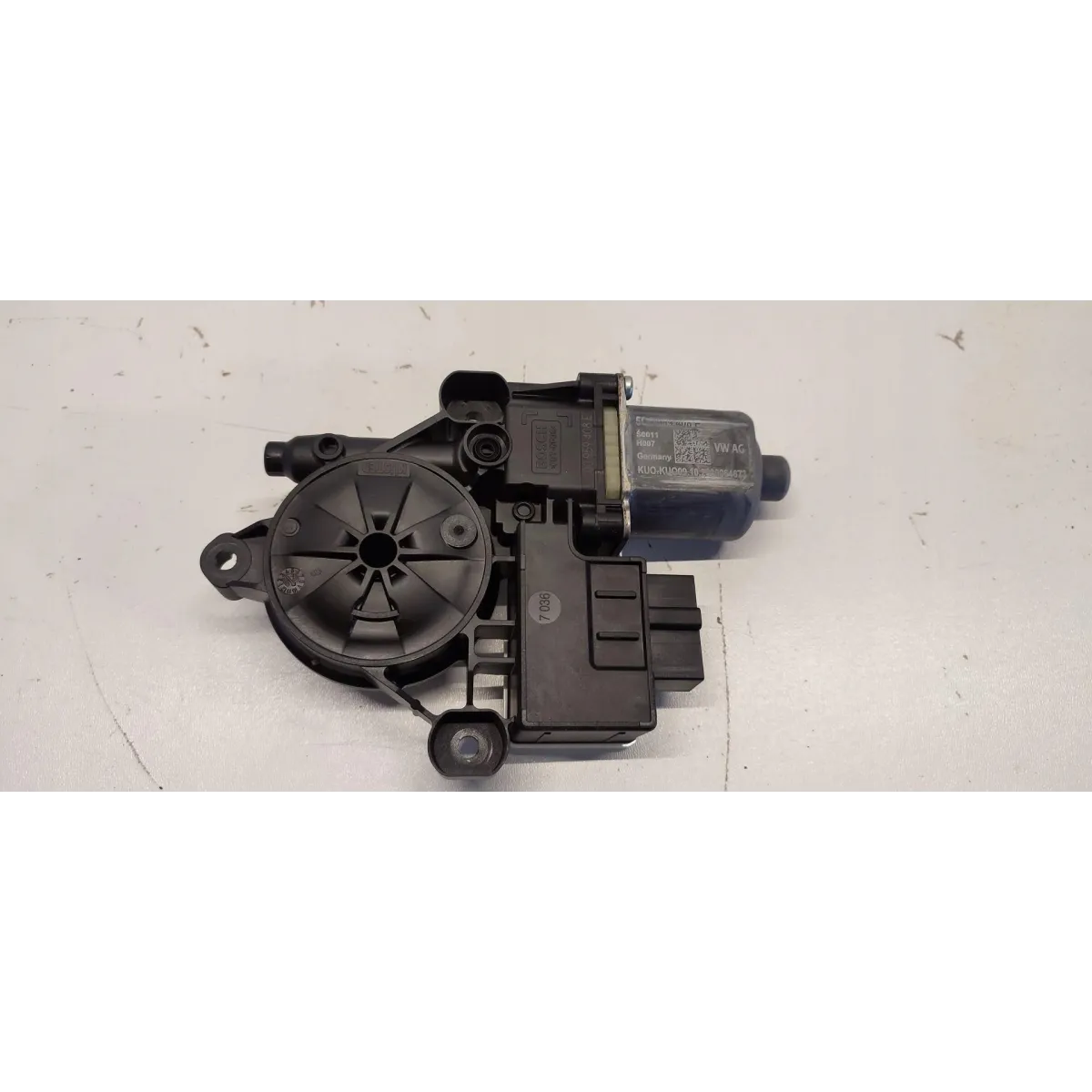 VW TIGUAN II SILNICZEK SZYBY 5Q0959408E