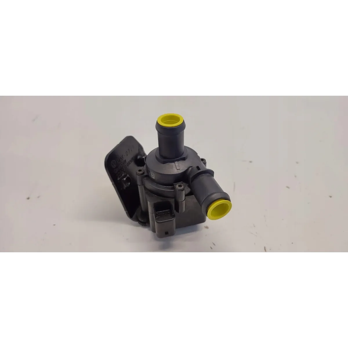 VW TIGUAN II POMPKA WODY 2.0 TDI 5Q0965561B