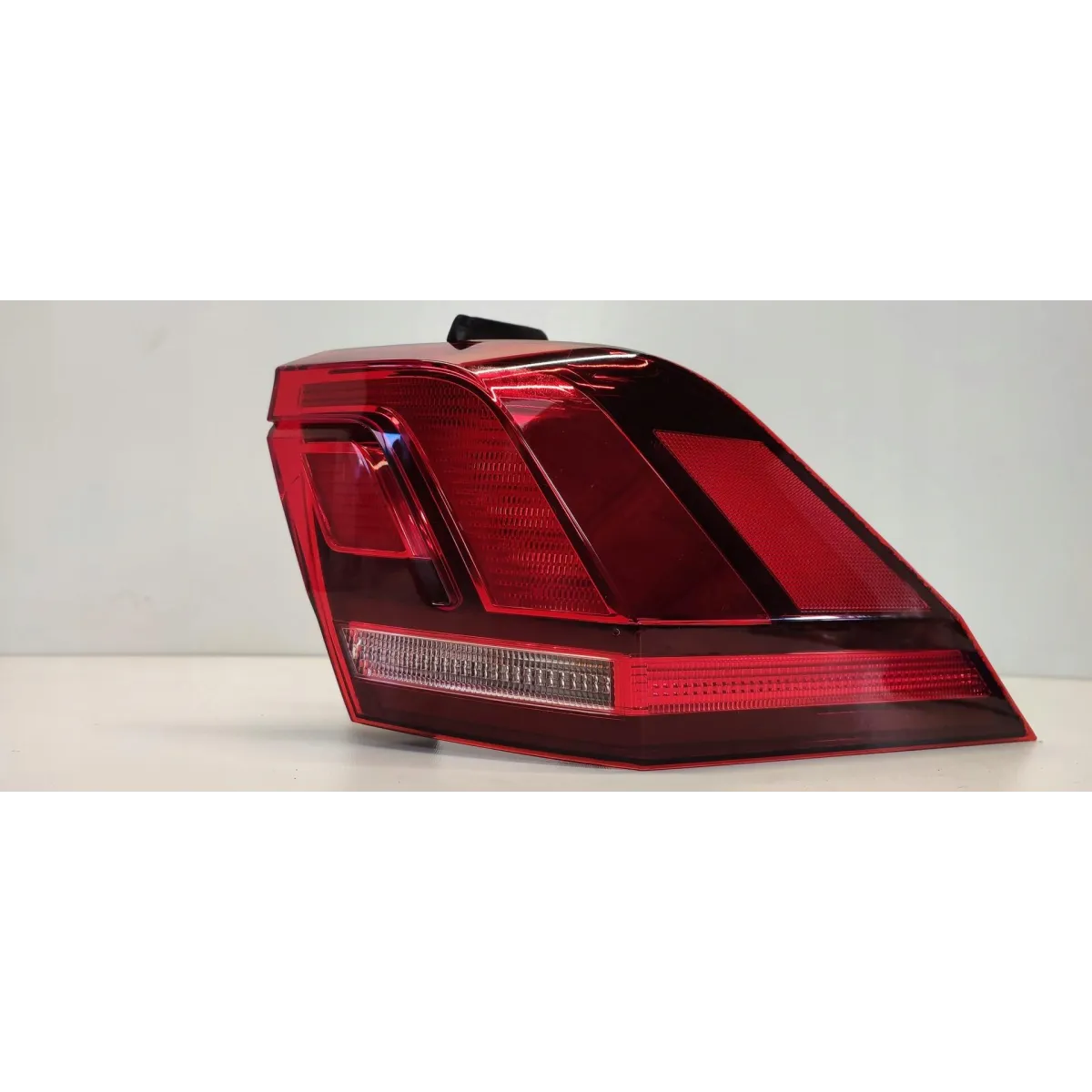 VW TIGUAN II LAMPA PRAWY TYŁ 5NA945096D