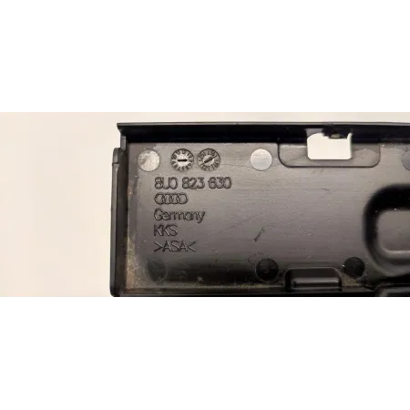 AUDI Q3 8U OSŁONA ZAWIASU MASKI PRAWA 8U0823630