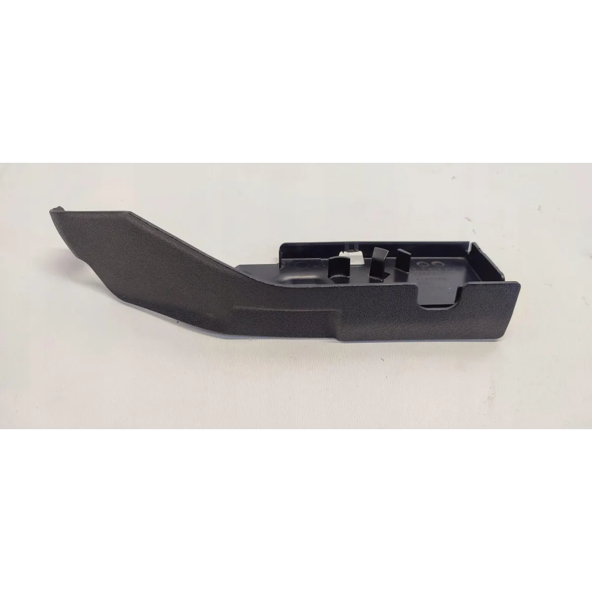 AUDI Q3 8U OSŁONA ZAWIASU MASKI LEWA 8U0823629