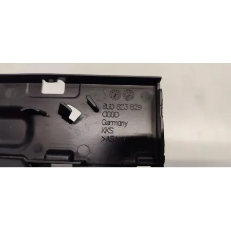 AUDI Q3 8U OSŁONA ZAWIASU MASKI LEWA 8U0823629