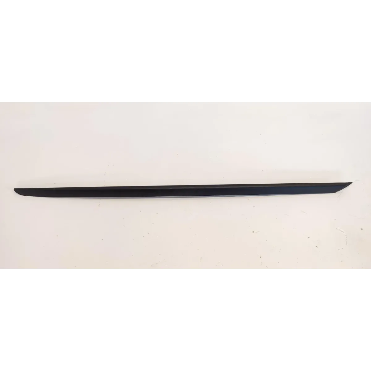 VW TAYRON LISTWA SZYBY CZOŁOWEJ PRAWA 571854328A