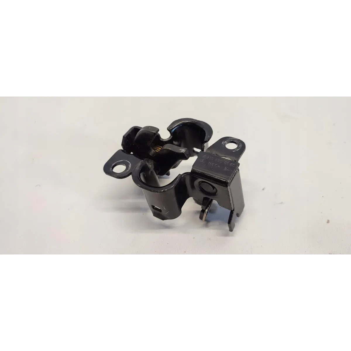 MERCEDES W211 RYGIEL ZAMEK MASKI A2198800160