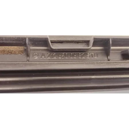 MERCEDS W212 LISTWA SZYBY CZOŁOWEJ PRAWA A2126900682