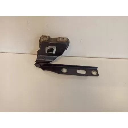 ZAWIAS MASKI PRAWY A4 B8 8K0823302B