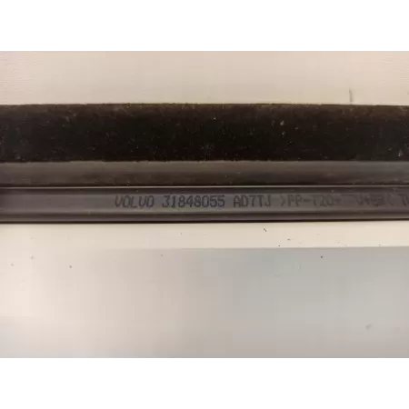 LISTWA ZGARNIAJĄCA DRZWI LEWA TYŁ V90 31848055