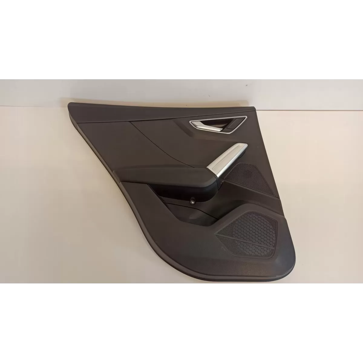 AUDI Q2 BOCZEK DRZWI LEWY TYŁ 81A867305