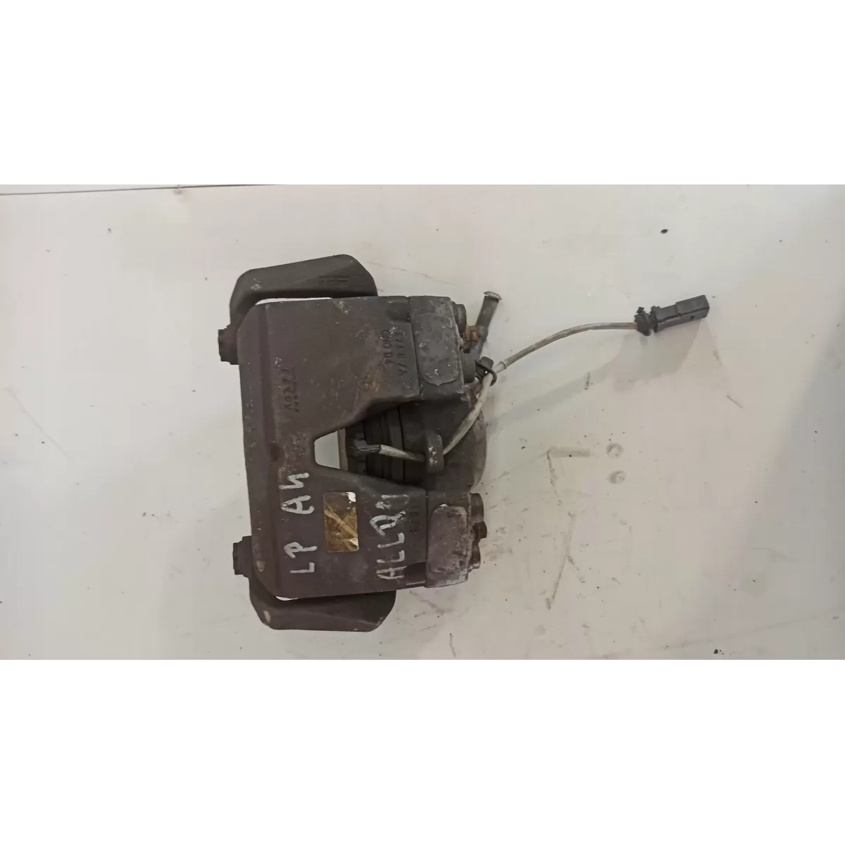 ZACISK HAMULCOWY LEWY PRZÓD A4 B8