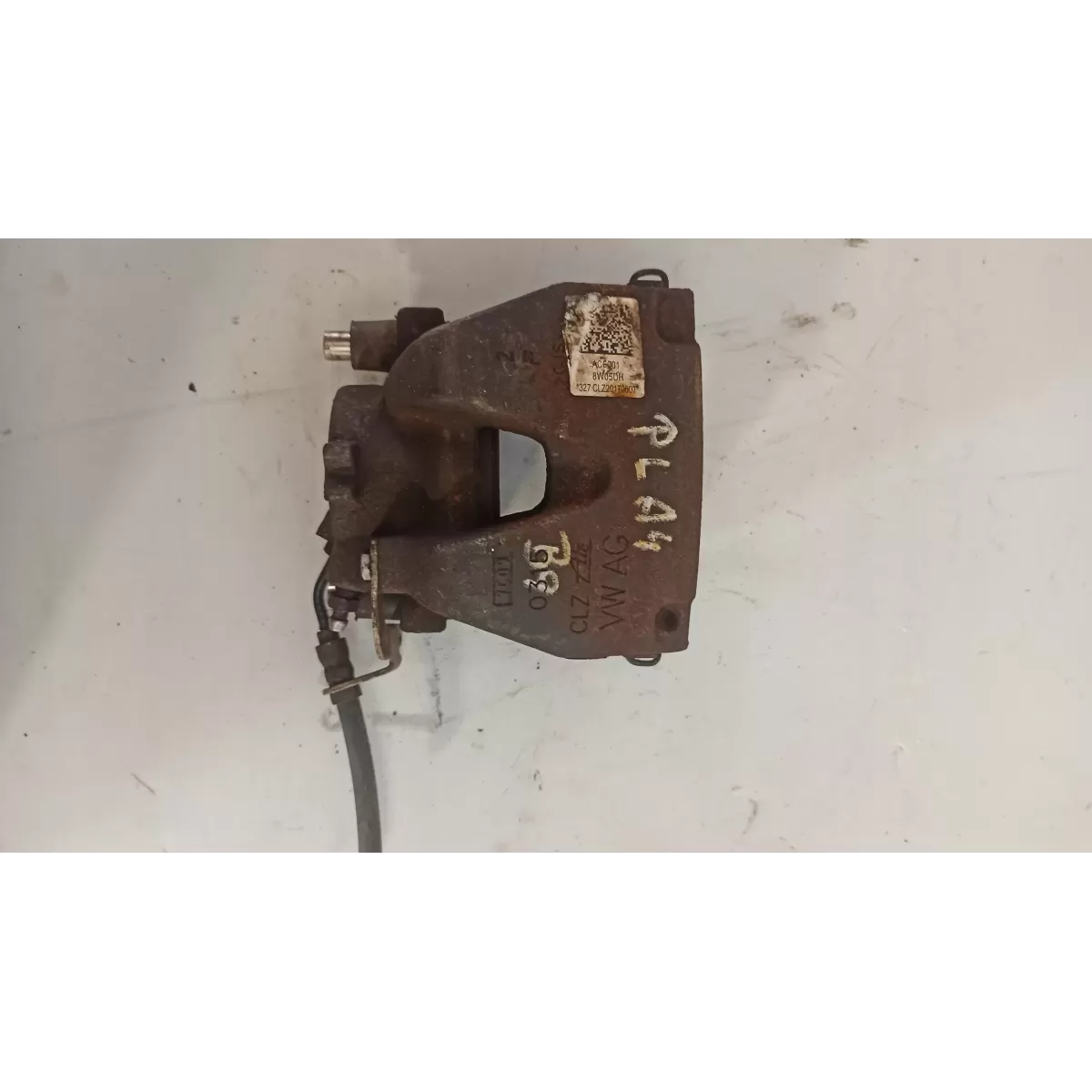 ZACISK HAMULCOWY LEWY PRZÓD A4 B9 8W05DH