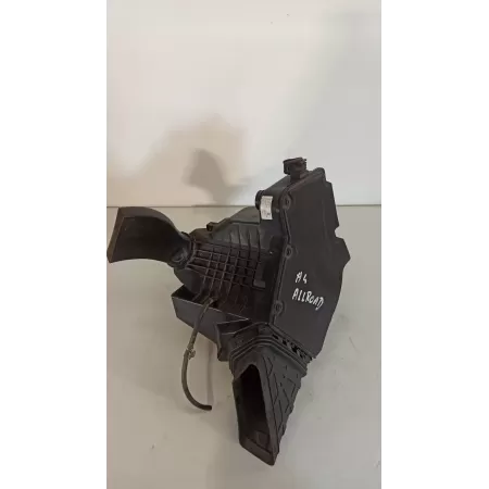 OBUDOWA FILTRA Z WLOTEM I DOLOTEM POWIETRZA A4 B8