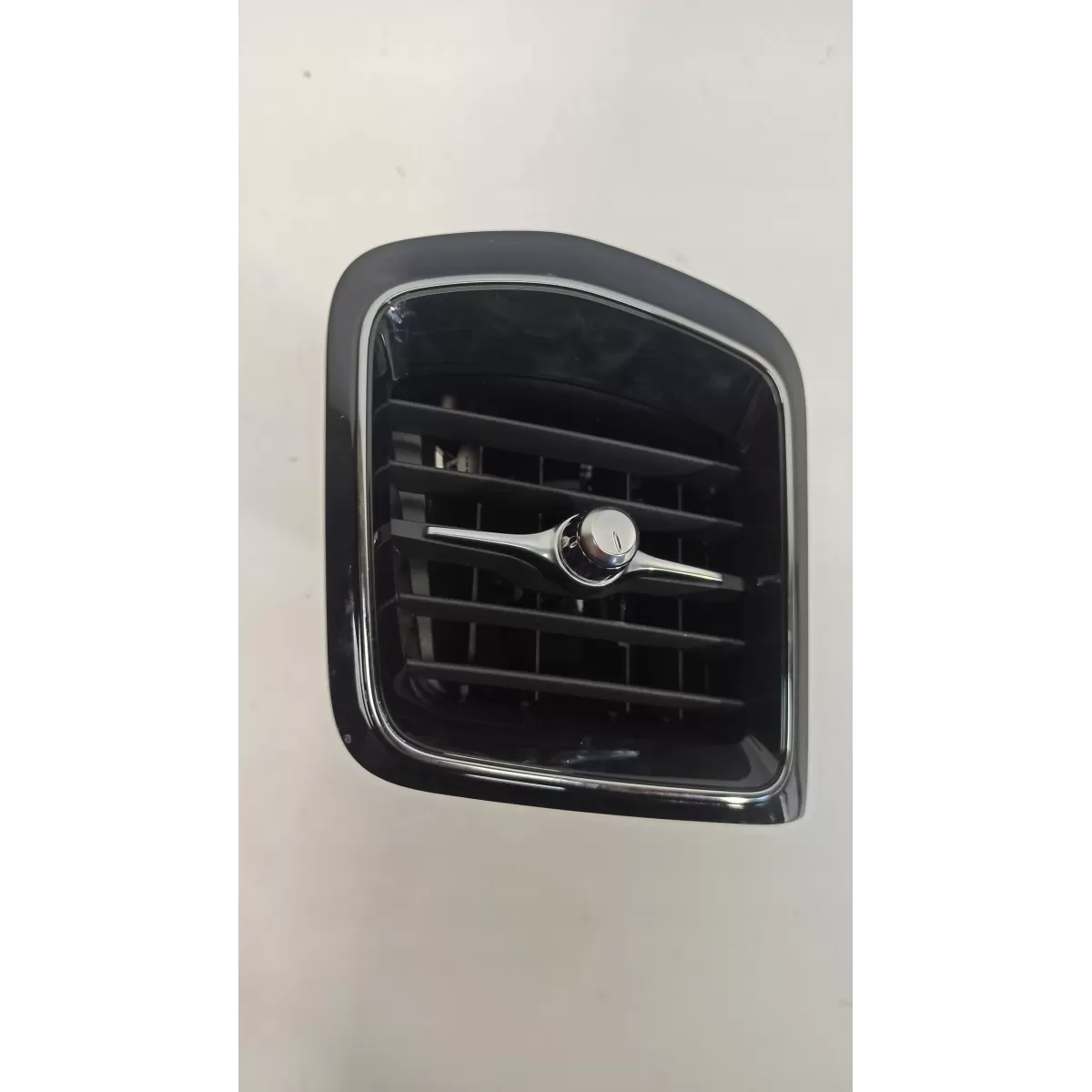 VOLVO V60 KRATKA NAWIEWU KONSOLI LEWA 31477272