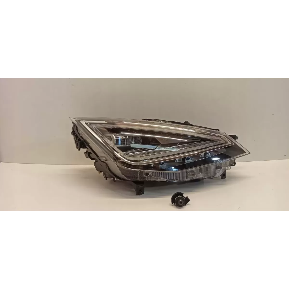 SEAT ARONA LAMPA PRAWY PRZÓD ANGLIK 6F2941008F