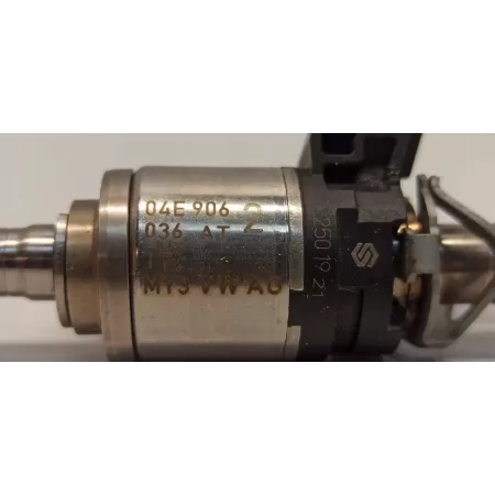 AUDI A1 82A WTRYSKIWACZ 04E906036AT