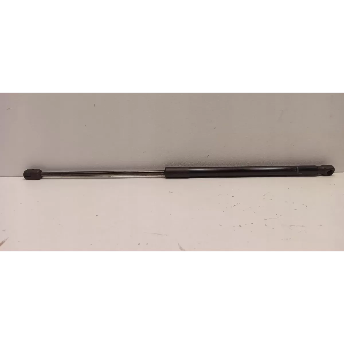 SUZUKI SWIFT MK8 SIŁOWNIK KLAPY BAGAŻNIKA LEWY