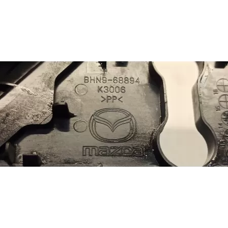 MAZDA 3 OSŁONA PASA PROGU BAGAŻNIKA BHN968894