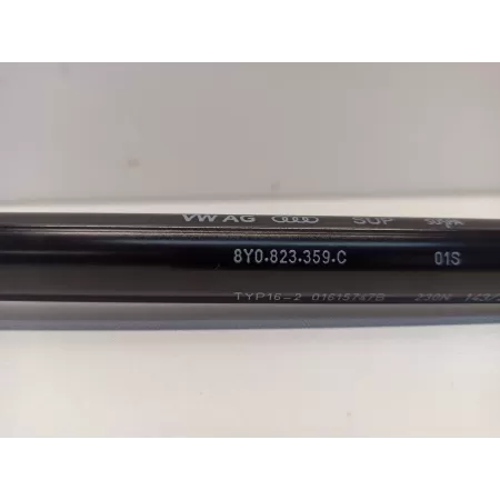 AUDI A3 8Y SIŁOWNIK MASKI 8Y0823359C