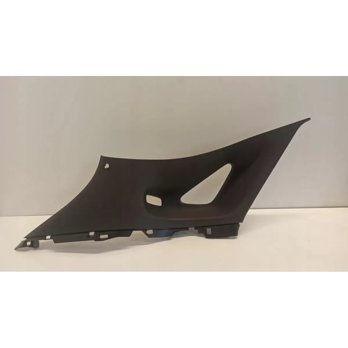 FORD PUMA OSŁONA SŁUPKA LEWY TYŁ L1TB-A31011-A