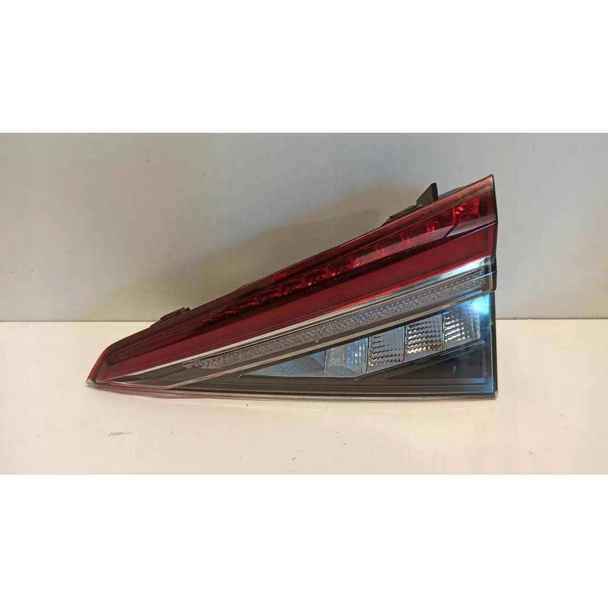 SKODA KODIAQ LAMPA PRAWY TYŁ W KLAPE 565945308E