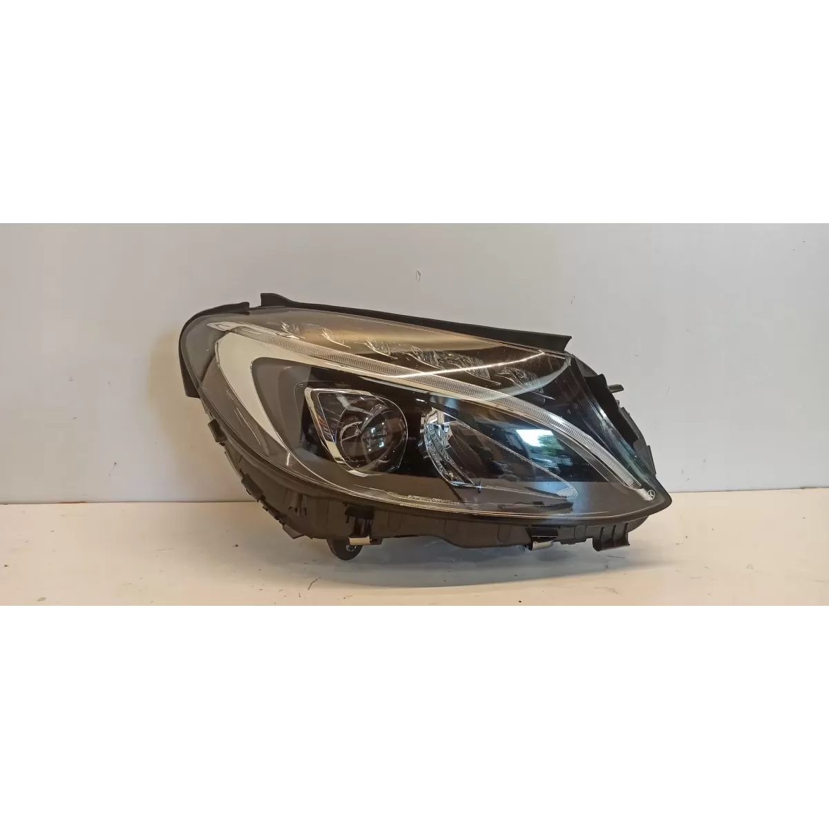 MERCEDES W205 LAMPA PRAWY PRZÓD LED HIGH PERFORMANCE A2058201461