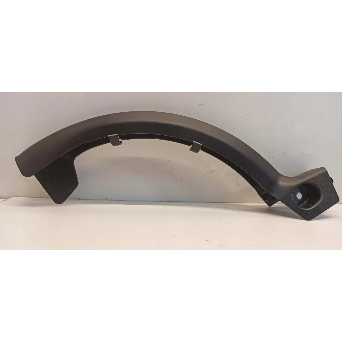 MERCEDES W205 OSŁONA ZAWIASU KLAPY PRAWA A2058210189 MERCEDES W205 OSŁONA ZAWIASU KLAPY PRAWA A2058210189