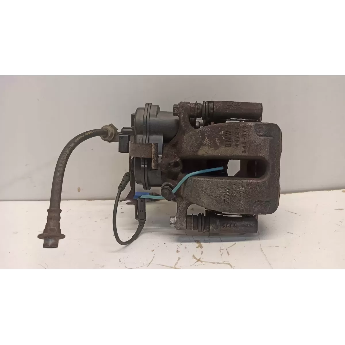 BMW 7 G11 ZACISK HAMULCOWY PRAWY TYŁ 6870572