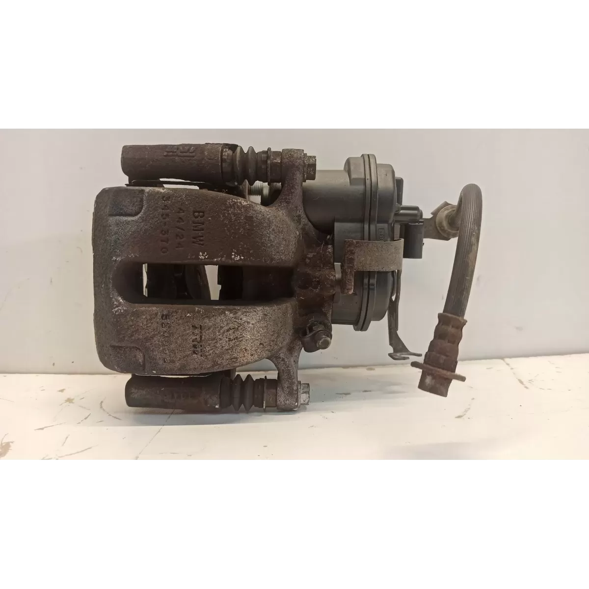 BMW 7 G11 ZACISK HAMULCOWY LEWY TYŁ 6870571