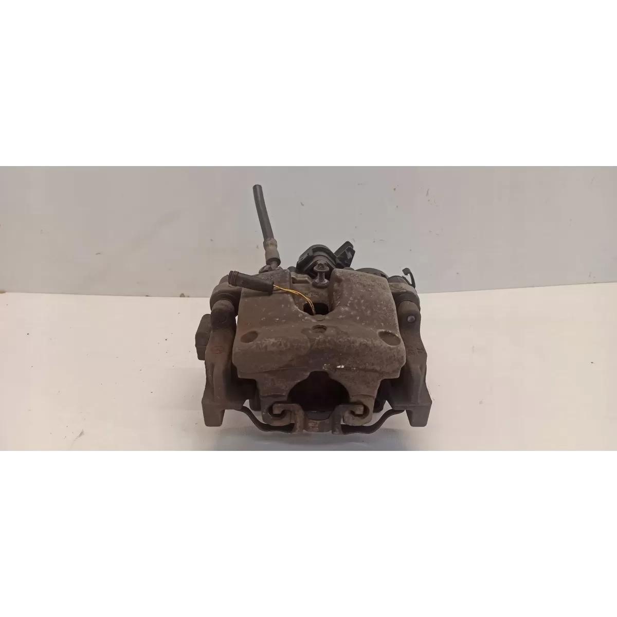 MERCEDES W205 ZACISK PRAWY TYŁ A2054232098