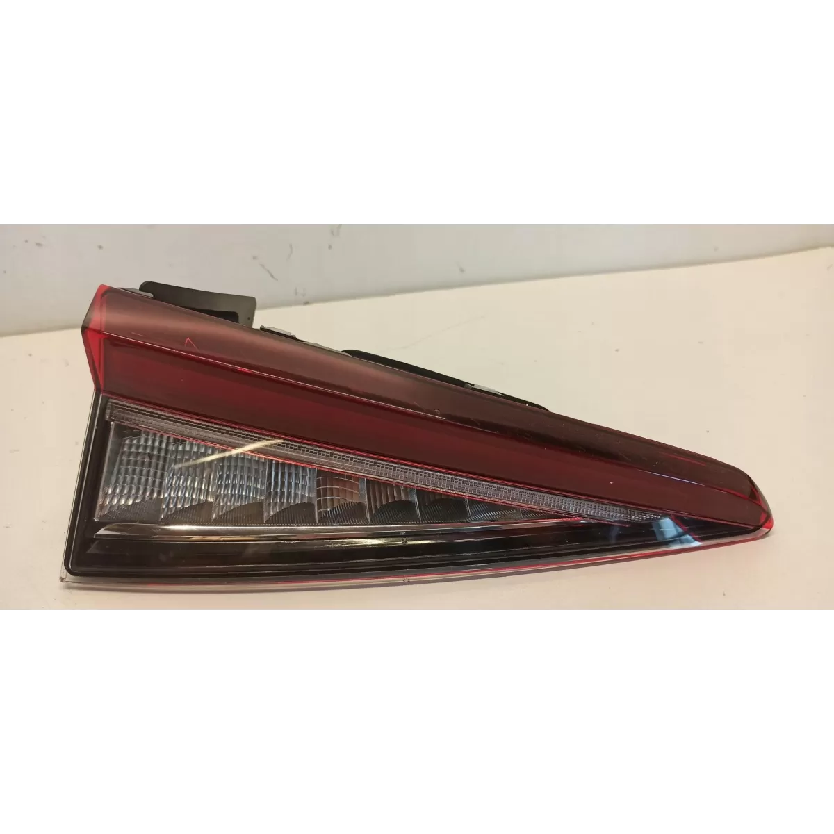 SKODA ENYAQ LAMPA LEWY TYŁ ANGLIK RHD 5LE945307A SKODA ENYAQ LAMPA LEWY TYŁ ANGLIK RHD 5LE945307A