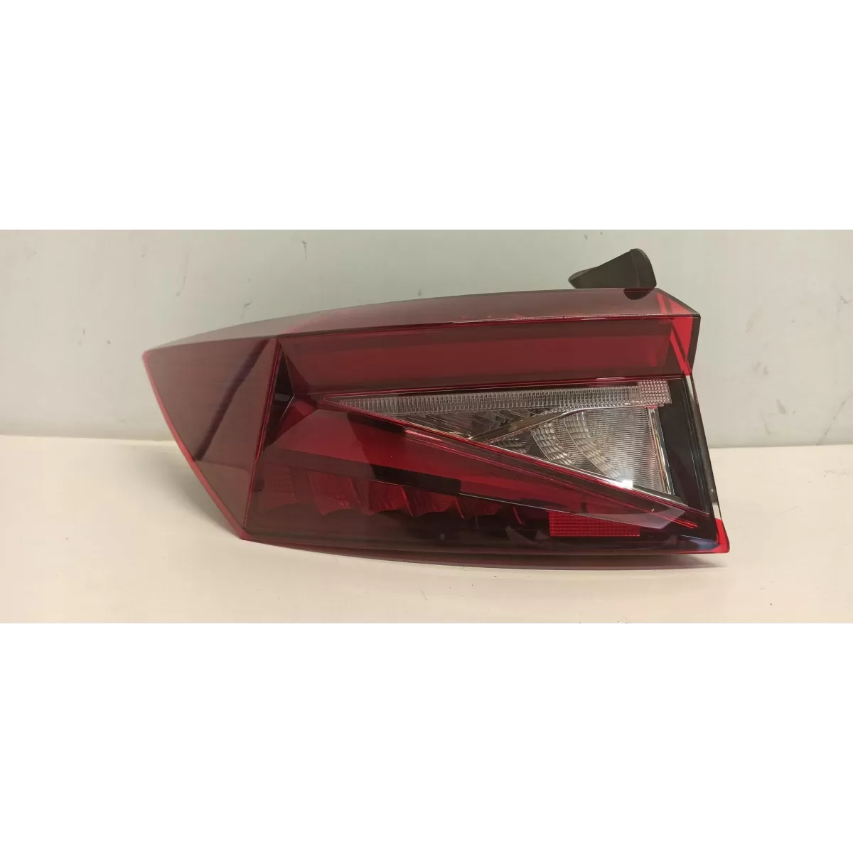 SKODA ENYAQ LAMPA LEWY TYŁ 5LA945207 SKODA ENYAQ LAMPA LEWY TYŁ 5LA945207