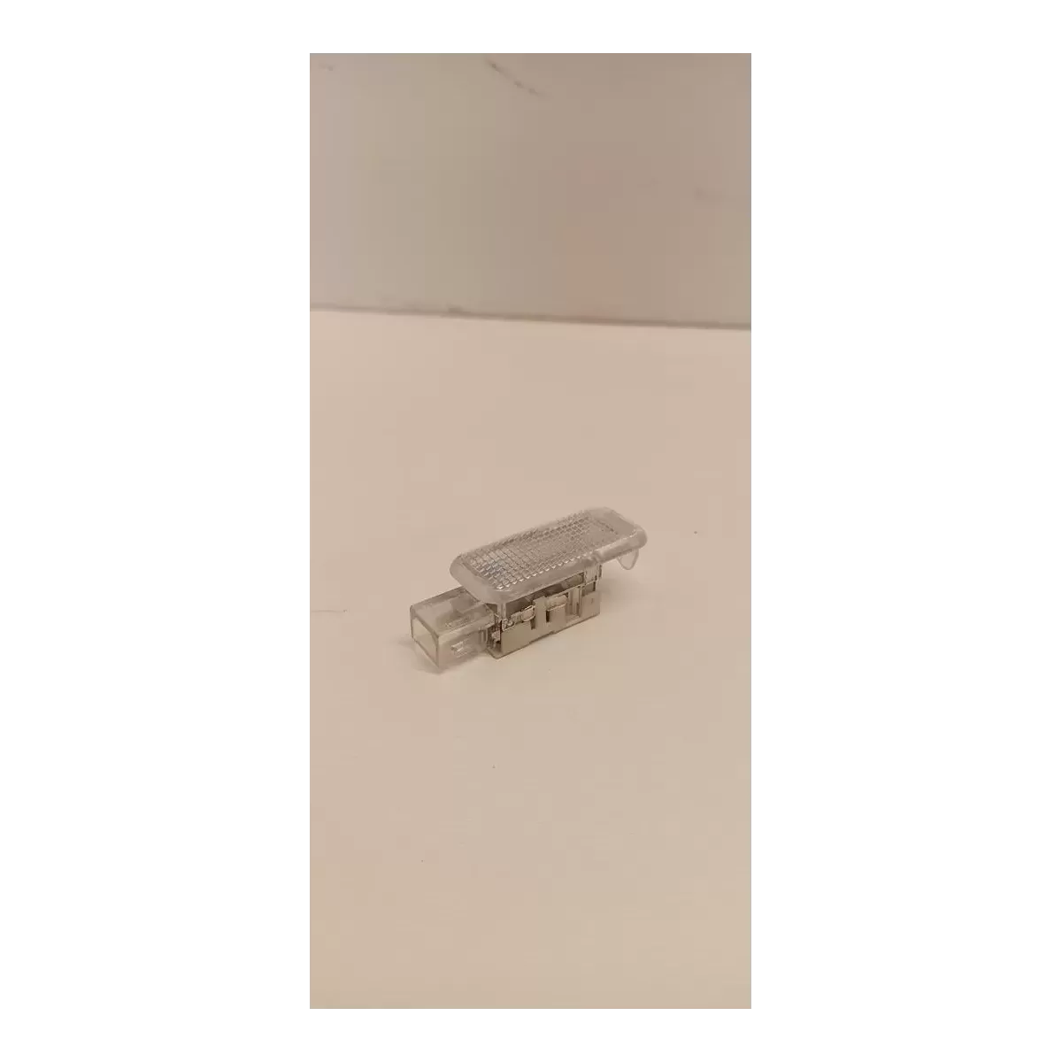 AUDI Q5 LAMPKA KABINY 8D0947415