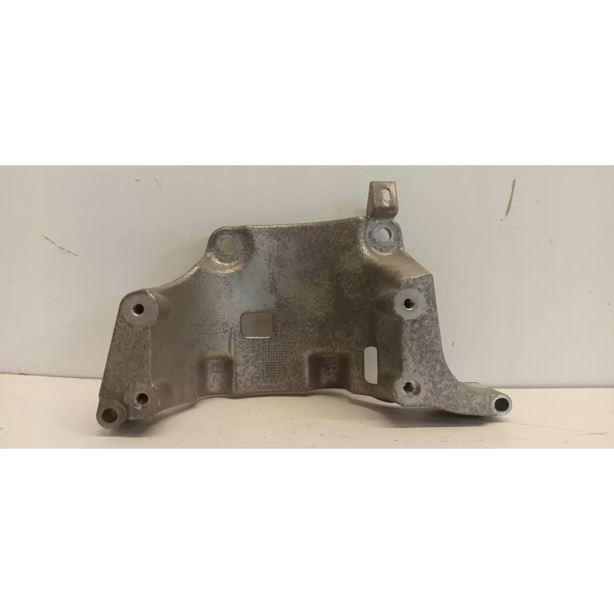 VOLVO V60 CC ŁAPA MOCOWANIE ALTERNATORA 31480101