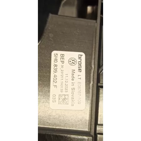 VW GOLF VIII 8 HB PODNOŚNIK SZYBY PRAWY TYŁ 5H0839402F