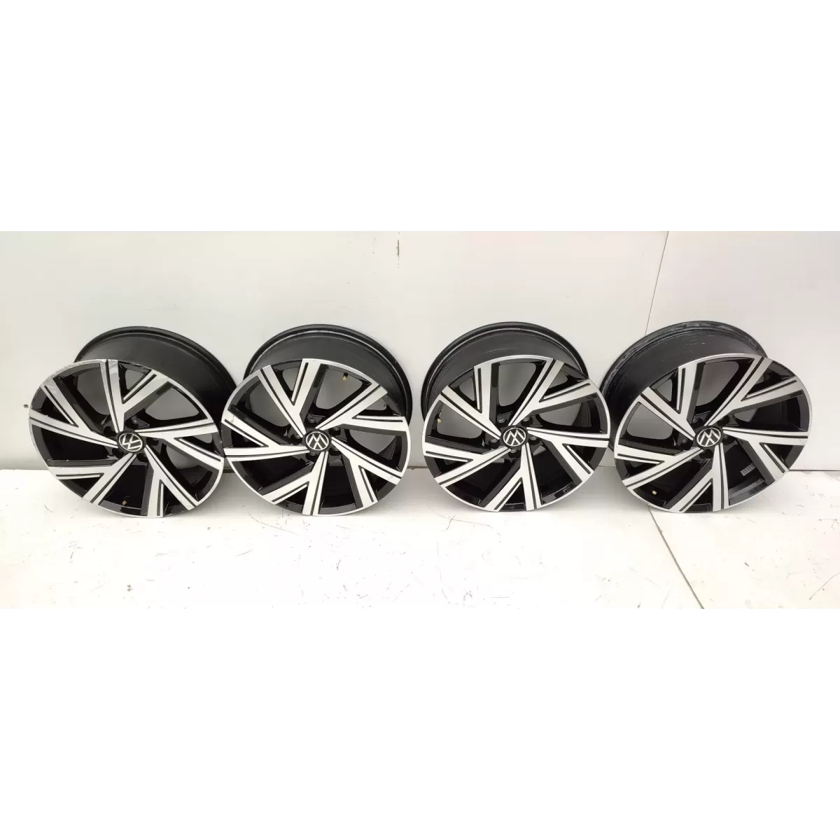 VW GOLF VIII 8 HB KOŁA FELGI 18'' 5H0601025AE FELGI VW 18 LETNIE ET51