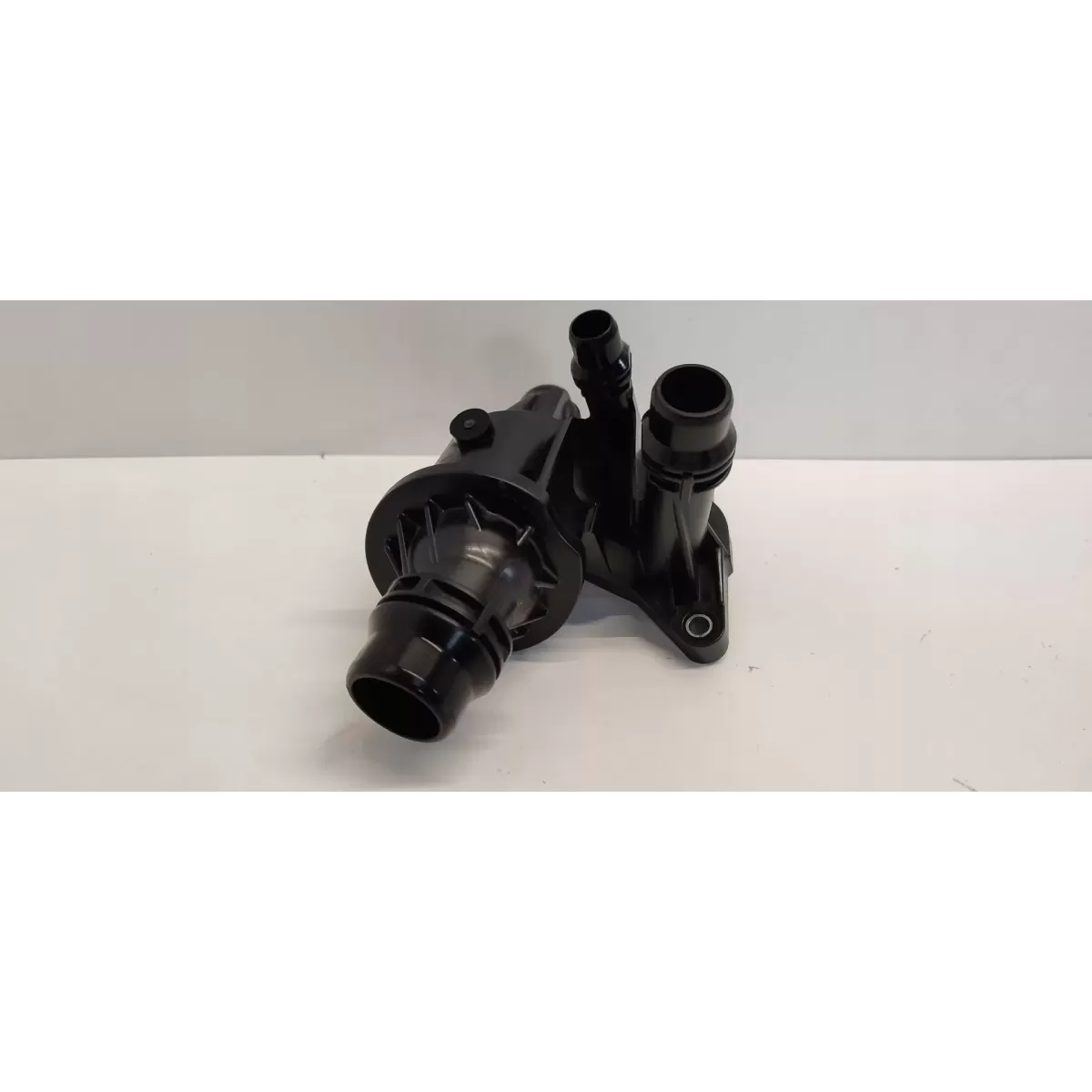 BMW F20 OBUDOWA TERMOSTATU 8575625